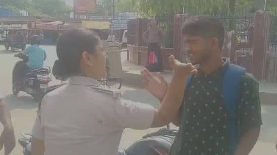 सड़कों पर उतरीं लेडी सिंघम, बिना हेलमेट वालों को मारने लगीं थप्पड़,  वीडियो वायरल