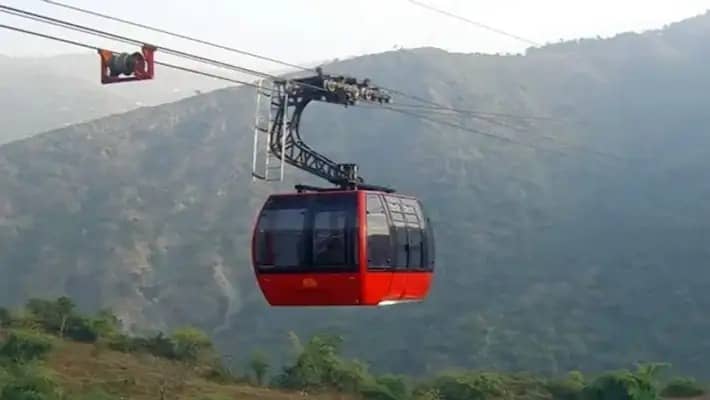 हिमाचल: रोप-वे पर ट्रॉली में फंसे 11 लोगों में से 7 को सुरक्षित निकाल लिया गया, रेस्क्यू जारी