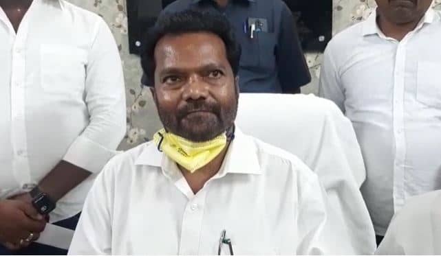 हजारीबाग पहुंचे शिक्षा मत्री जगरनाथ महतो ने अधिकारियाें को लगाई फटकार, कहा- एक माह में सुधर जाएं