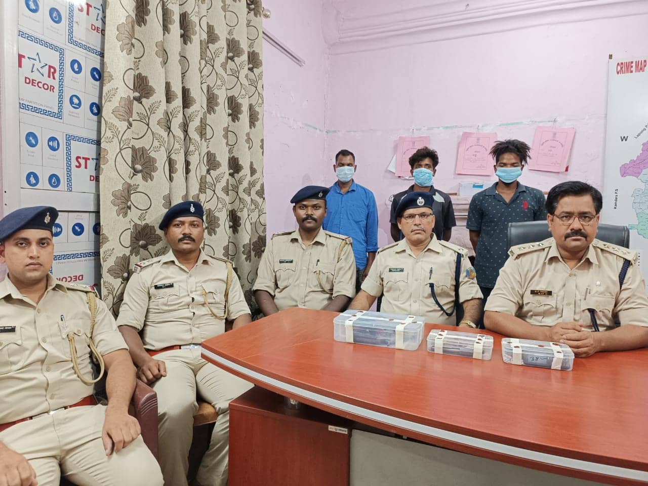 पीएलएफआई के तीन सक्रिय सदस्य गिरफ्तार, एक-एक अवैधी देसी पिस्टल व कट्टा समेत 06 कारतूस बरामद