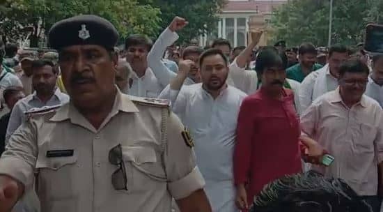 बिहार में अग्निपथ के विरोध में विपक्षी दलों का राजभवन मार्च, राज्यपाल को सौंपा ज्ञापन