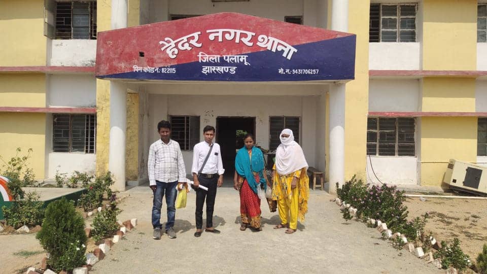 शिक्षक की नौकरी देने के नाम पर लाखों रुपए की ठगी कर फरार- ग्रामीणों की शिकायत