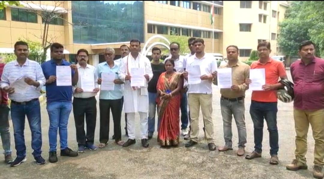 सड़क और पेयजल की समस्या को लेकर ग्रामीणों ने उपायुक्त को सौंपा ज्ञापन