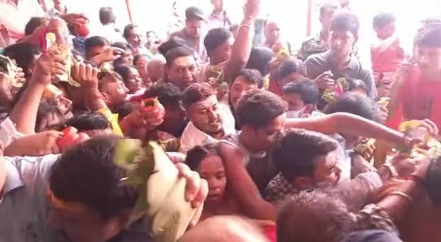 उम्मीद से ज्यादा श्रद्धालु पहुंचे बाबाधाम, मंदिर परिसर में मची अफरा-तफरी, जानिए फिर क्या हुआ