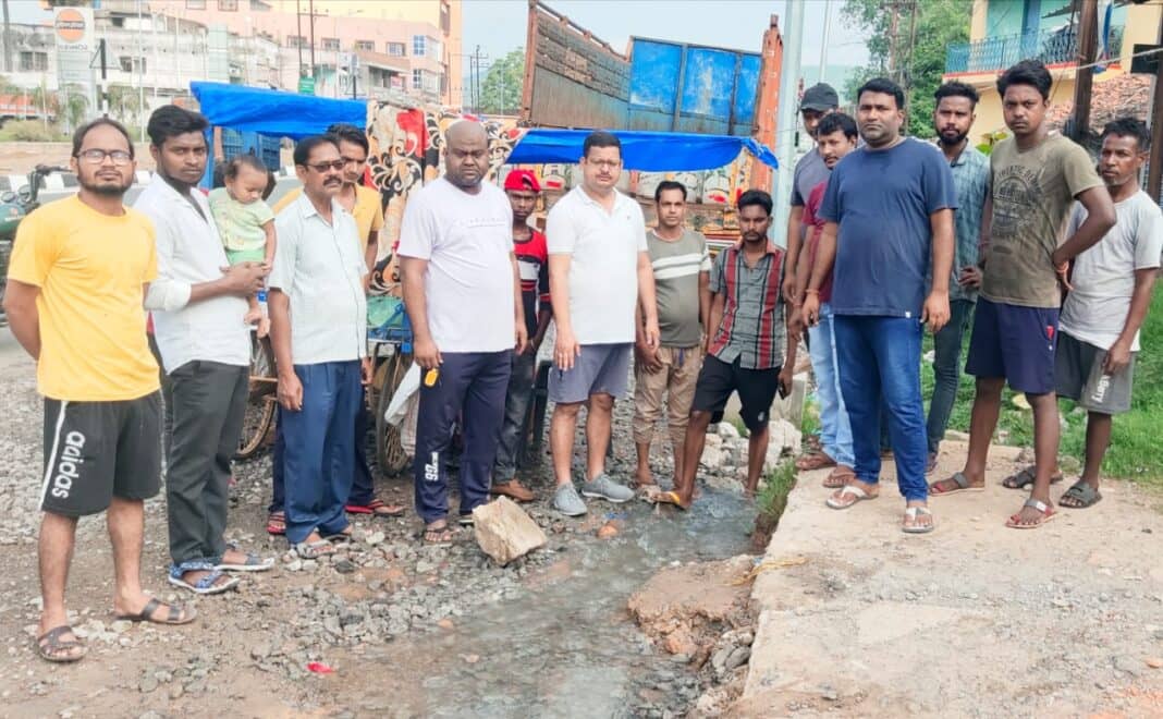 एक ओर पानी की किल्लत, वहीं दूसरी ओर लाखों लीटर पानी हो रहा बर्बाद