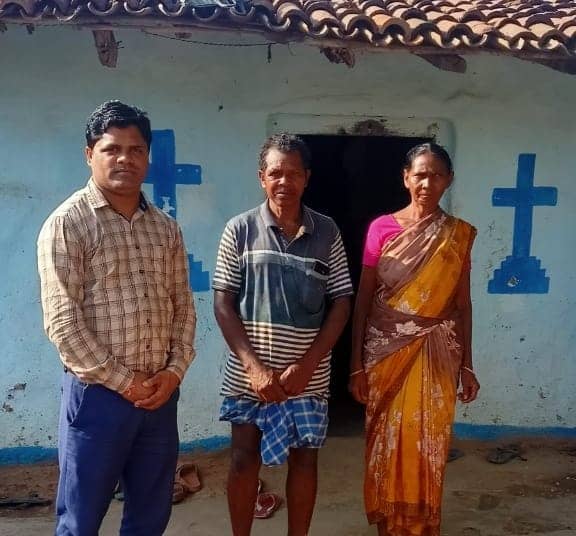 सलीमा टेटे और महिमा टेटे के गांव पहुंचे खेल पदाधिकारी, कहा-  कोई भी हो परेशानी बेहिचक करें फोन