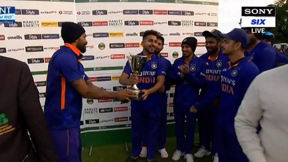 उमरान मलिक ने आखिरी ओवर में की शानदार गेंदबाजी, जीत के बाद पंड्या ने इस तरह किया सम्मानित