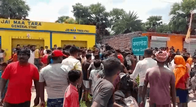 जब घर गिराने पहुंचा बुलडोजर, आक्रोशित ग्रामीणों ने अधिकारियों को घेर लिया...