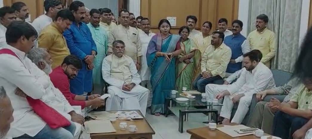 विधानसभा में समानांतर सदन,  विपक्ष के विधायकों के बीच तेजस्वी ने की 20 लाख नौकरी की घोषणा