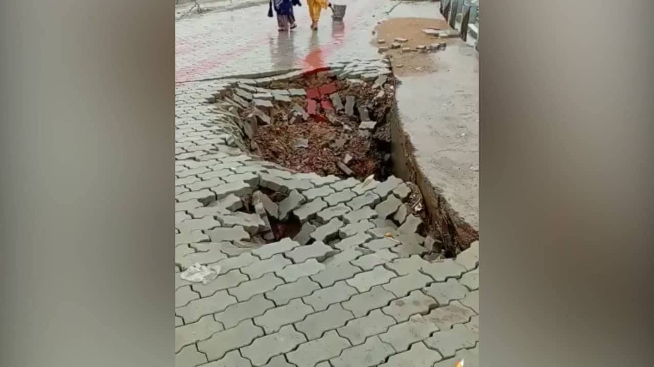 उद्घाटन के छह दिन बाद ही जेपी गंगा पथ का फुटपाथ धंसा,  दो दिन की बारिश में खुली पोल 