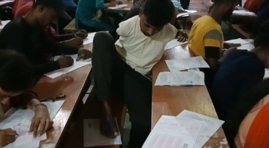हौसले के दम पर IAS बनना चाहता है दिव्यांग नंदलाल, बिना हाथ के कैसे करता है पढ़ाई, जानिए