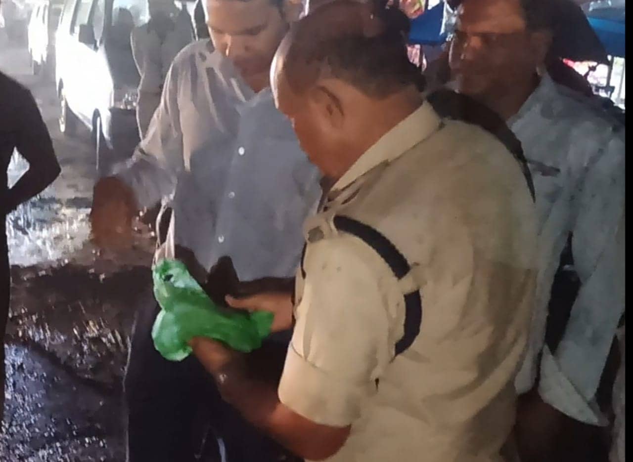 पल्सर पर सवार युवकों ने मारा धक्का, कमर से पिस्टल गिरने के बाद रेस हुई पुलिस