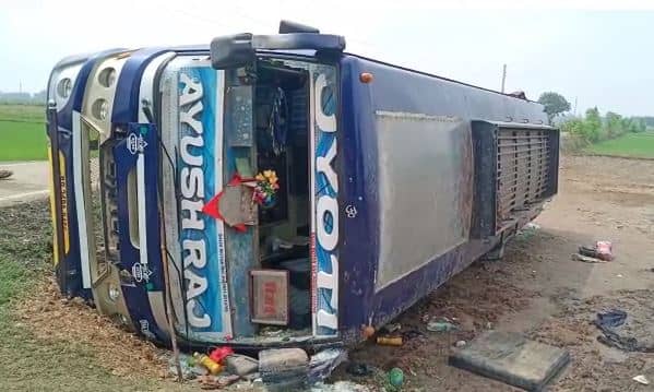 रोहतास: अनियंत्रित बस पलटी, बीएसएफ के जवान की मौ'त, 1 दर्जन से अधिक लोग घा'यल