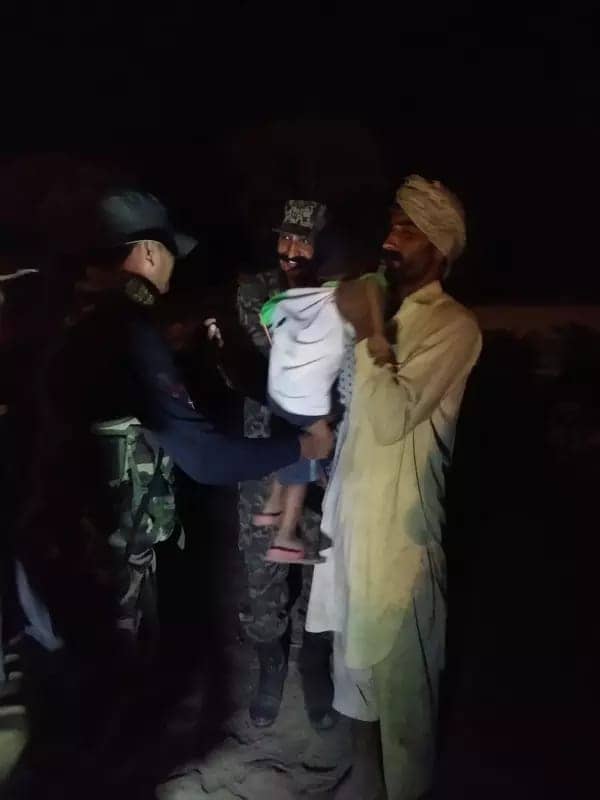 भटक कर भारतीय सीमा में जब आ गया पाकिस्तानी बच्चा तो फिर क्या हुआ- जानिए