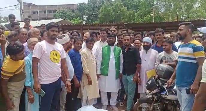 गुमला: श्रम सम्मान भवन के विरोध में उतरे फुटपाथ दुकानदार, MLA भूषण तिर्की का मिला साथ