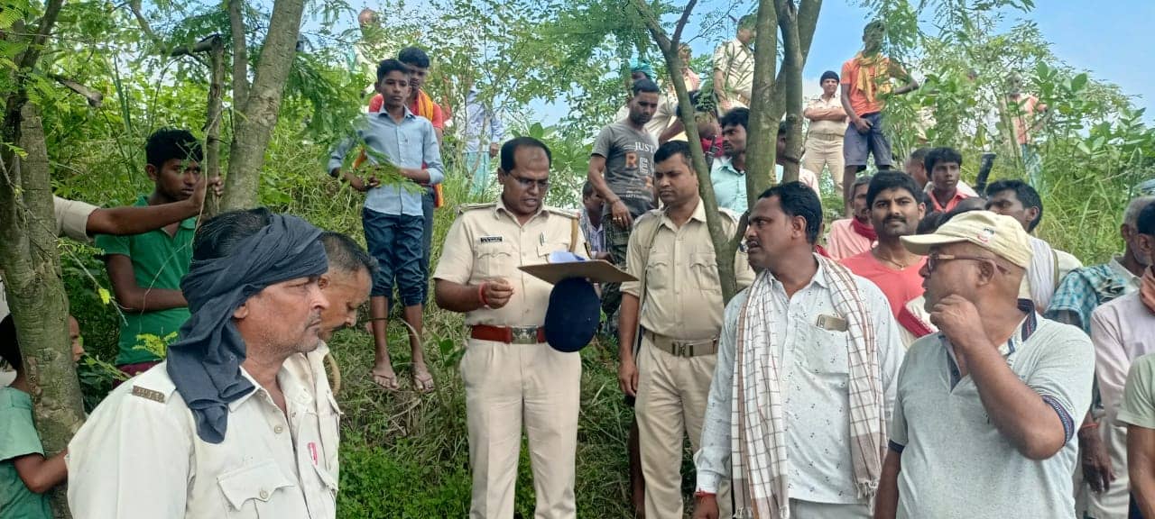 नाबालिग बेटियों के सामने मां की हत्या, मां को बचाने गयी बच्चियों पर भी  हमला, आरोपी फरार