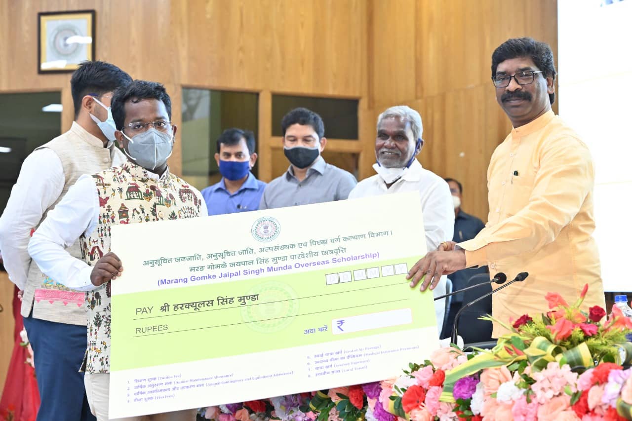 आदिवासी छात्रों को मिली ऊँची उड़ान ,इंग्लैंड के यूनिवर्सिटी में करेंगे उच्च शिक्षा ग्रहण, सीएम ने छात्रों और उनके माता-पिता को किया  सम्मानित