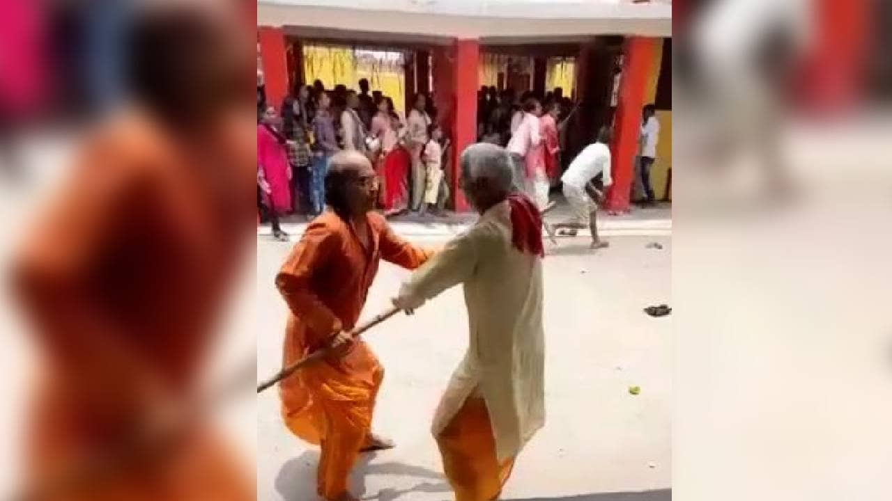 मंदिर के चढ़ावे के लिए भिड़ा पुजारियों का गुट, जमकर चली लाठियां, वीडियो वायरल  