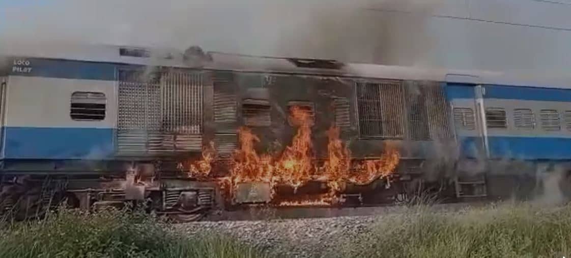 डेमू ट्रेन के इंजन में लगी आग, यात्रियों में अफऱा-तफरी