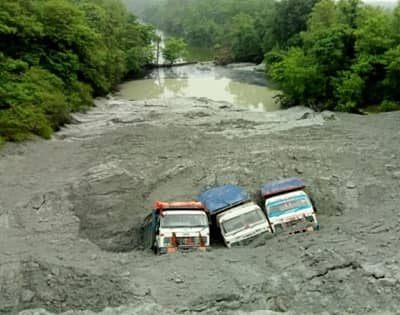 झुमरी तिलैया: अंबादाह खदान में देर रात तीन हाइवा गिर गए 100 फीट नीचे, जानिये पूरा मामला 