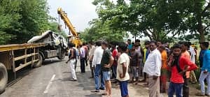 'Soft Drink' से लदी कंटेनर पलटी- घायलों को छोड़ बोतल लूटने के लिए दौड़ पड़े लोग