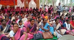 लोहरदगा: आंगनबाड़ी सेविकाओं ने इन मांगों को लेकर किया धरना प्रदर्शन