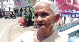 दिनदहाड़े वृद्ध महिला से लूट लिये 25 हजार, जब लुटेरे की होने लगी पिटाई तो.....