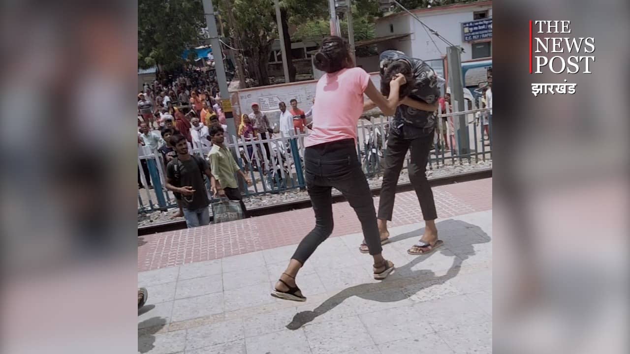 एक रोड रोमियो को सरे आम कैसे एक लड़की ने कूटा जमकर,  नहीं देखा तो देखिये वायरल वीडियो