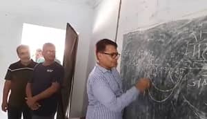 MOTIHARI: शिक्षक बने एसडीओ, बच्चों के साथ टीचरों को भी पढ़ाया पाठ