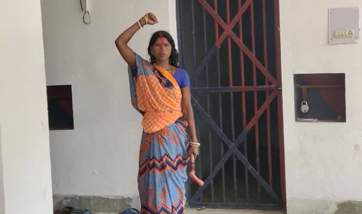 गिरफ्तार शराबी पति को छुड़ाने थाने आयी महिला का हाई वोल्टेज ड्रामा,  बोलीं -  पति को छोड़ दो, नहीं तो कर दूंगी बर्बाद,  फिर क्या हुआ पढ़िए खबर