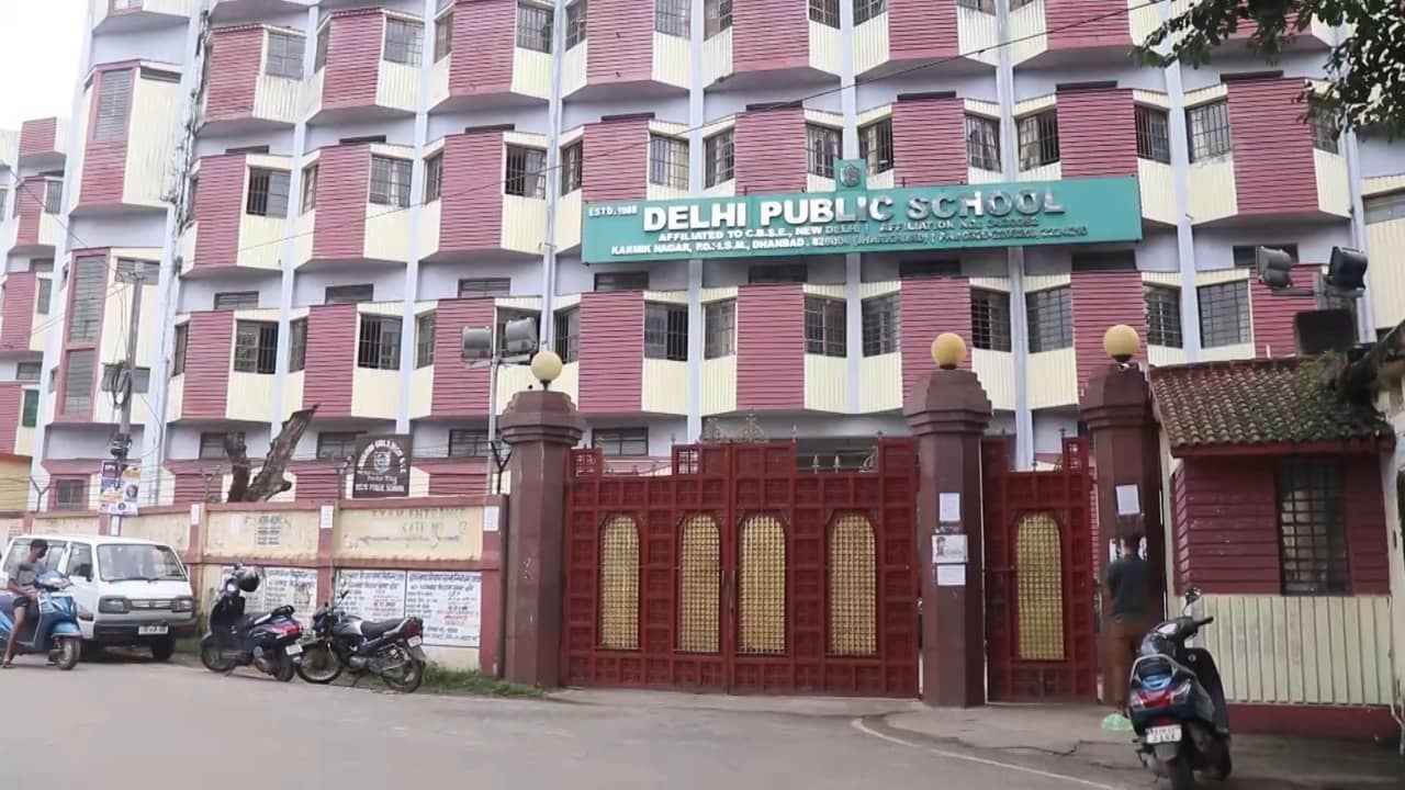 सरकारी आदेश नहीं मानने पर 77 निजी स्कूलों को शोकॉज नोटिस, 4 किस्तों में पूरा फीस जमा कराने पर अड़े हैं स्कूल संचालक