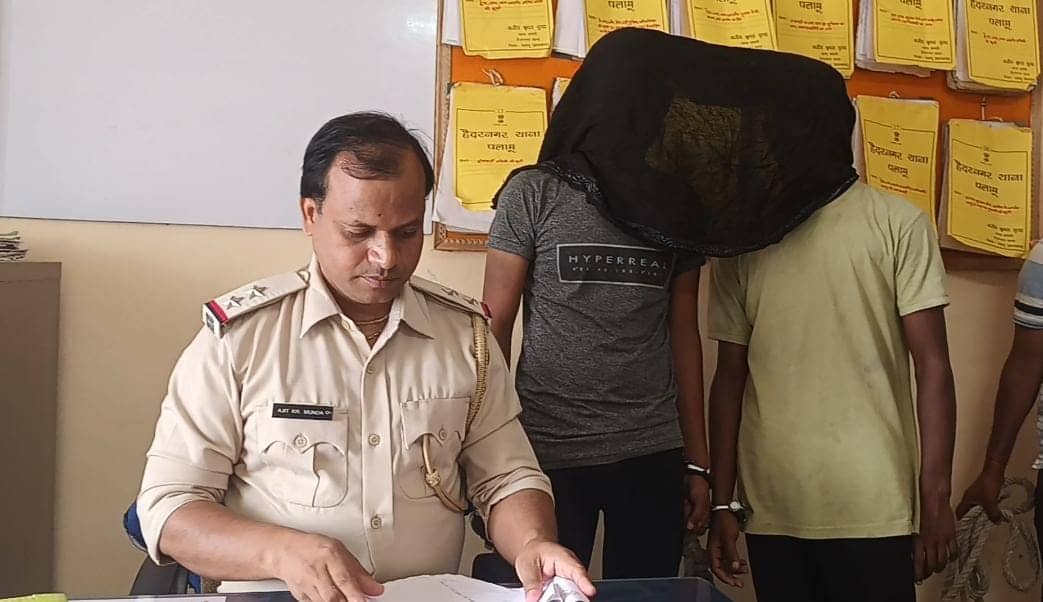 पलामू : चोरी की दो बाइक के साथ दो गिरफ्तार