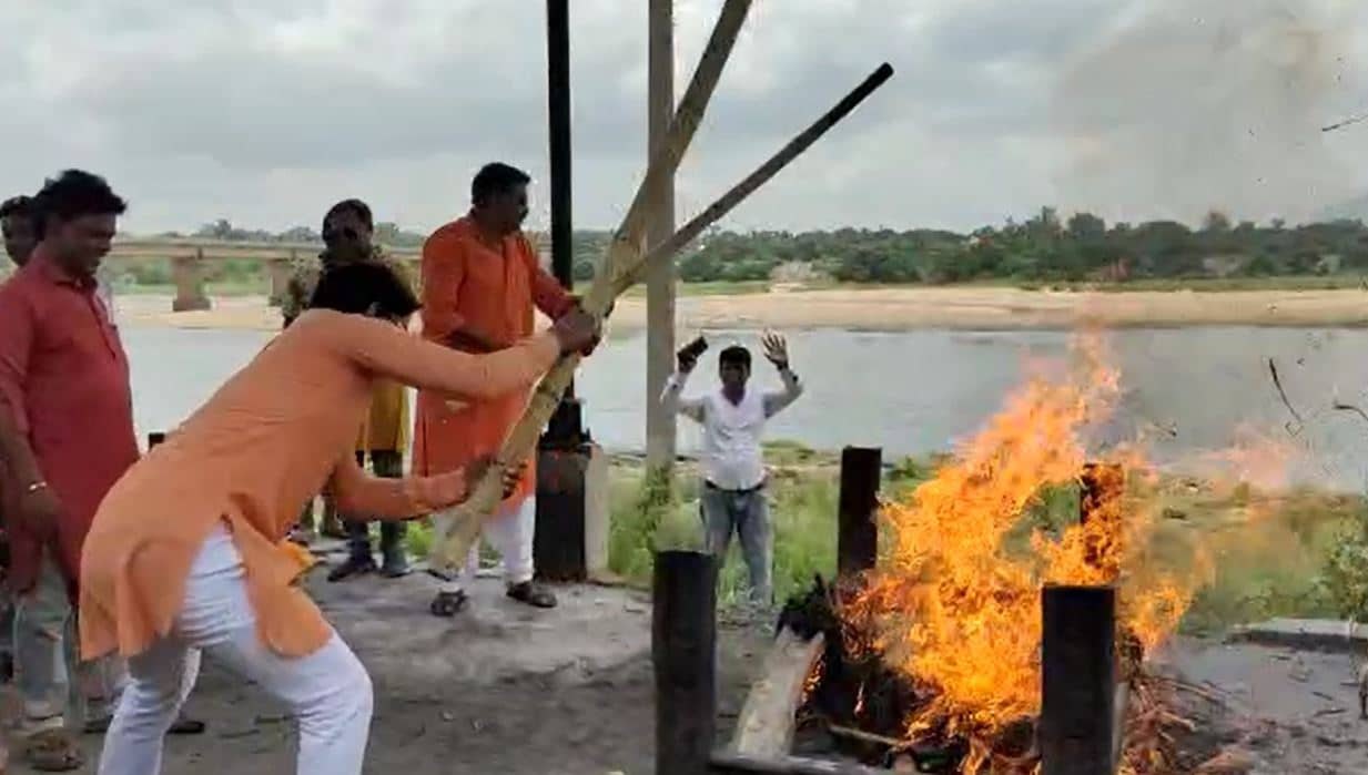 काली विवाद : टीएमसी सांसद महुआ मोइत्रा का निकला शव यात्रा, श्मसान घाट में हिन्दू  रीति-रिवाज से हुआ दाह-संस्कार