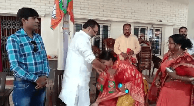पीएम दौरे से पहले  बाबानगरी में भाजपा का खेला,  राजद के पूर्व मंत्री की बहू और झामुमो नेत्री को पार्टी में कराया शामिल