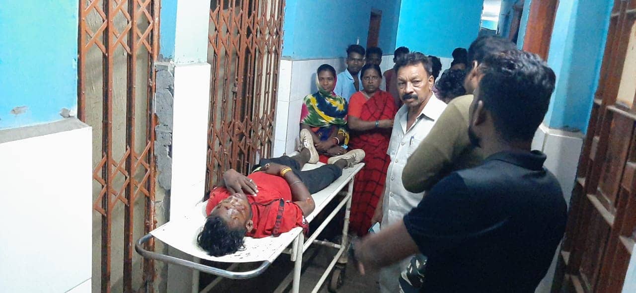 अनियंत्रित बाइक दुर्घटनाग्रस्त, तीन घायल