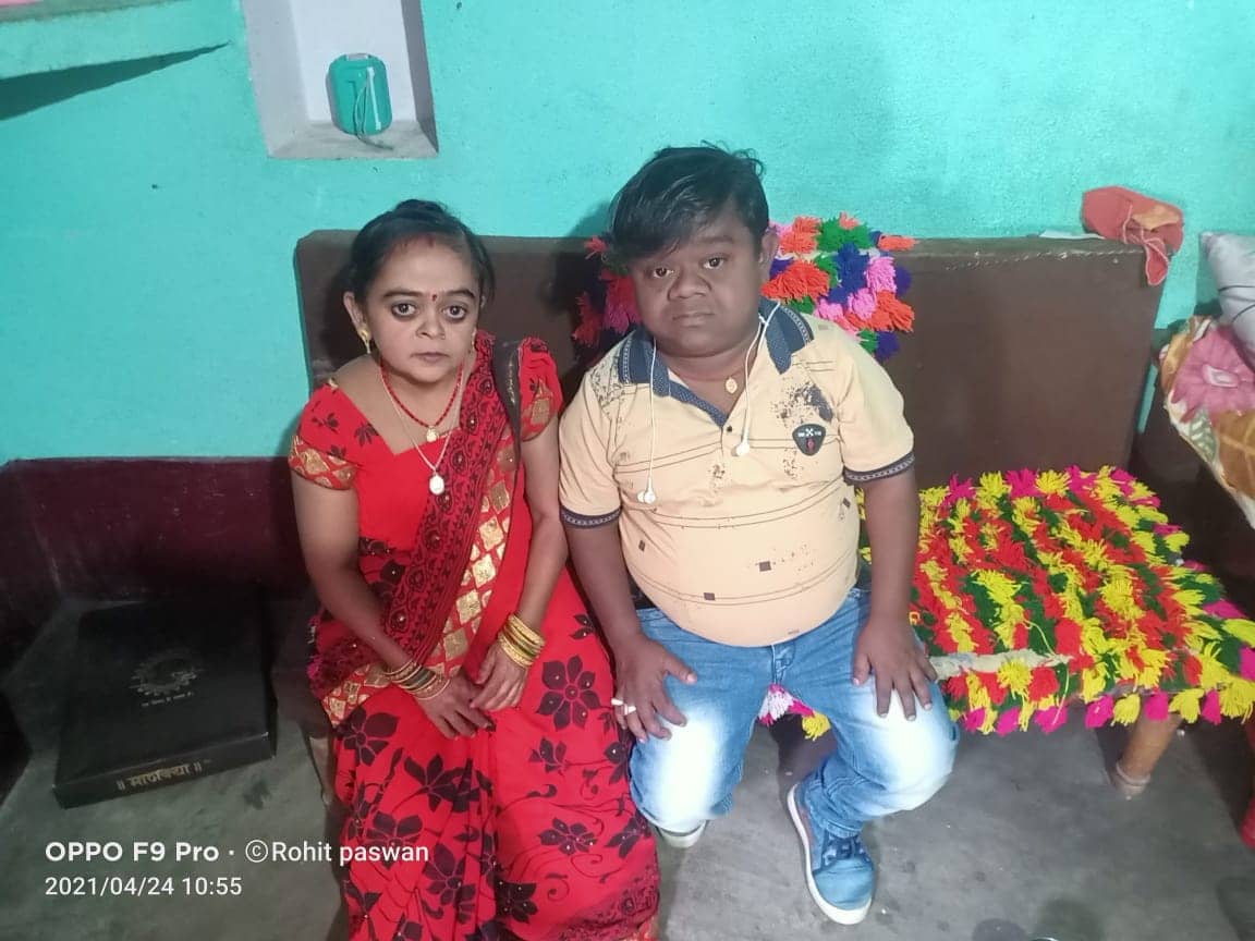 ढाई फ़ीट के बौने दम्पति ने 5 फ़ीट के चोर को पकड़ जम कर की पिटाई, फिर पुलिस को सौंपा , वीडियो वायरल 