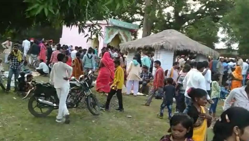 बांका:  वर्षा के लिए ग्रामीणों ने पहाड़ी देवी की पूजा की, खस्सी और मुर्गे की दी गई बलि