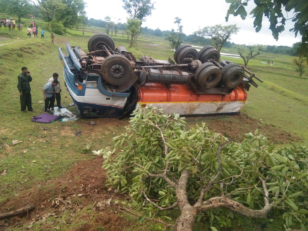 BREAKING : तेल टैंकर पलटने से तीन बच्चों की मौत, मौके पर पहुंची पुलिस