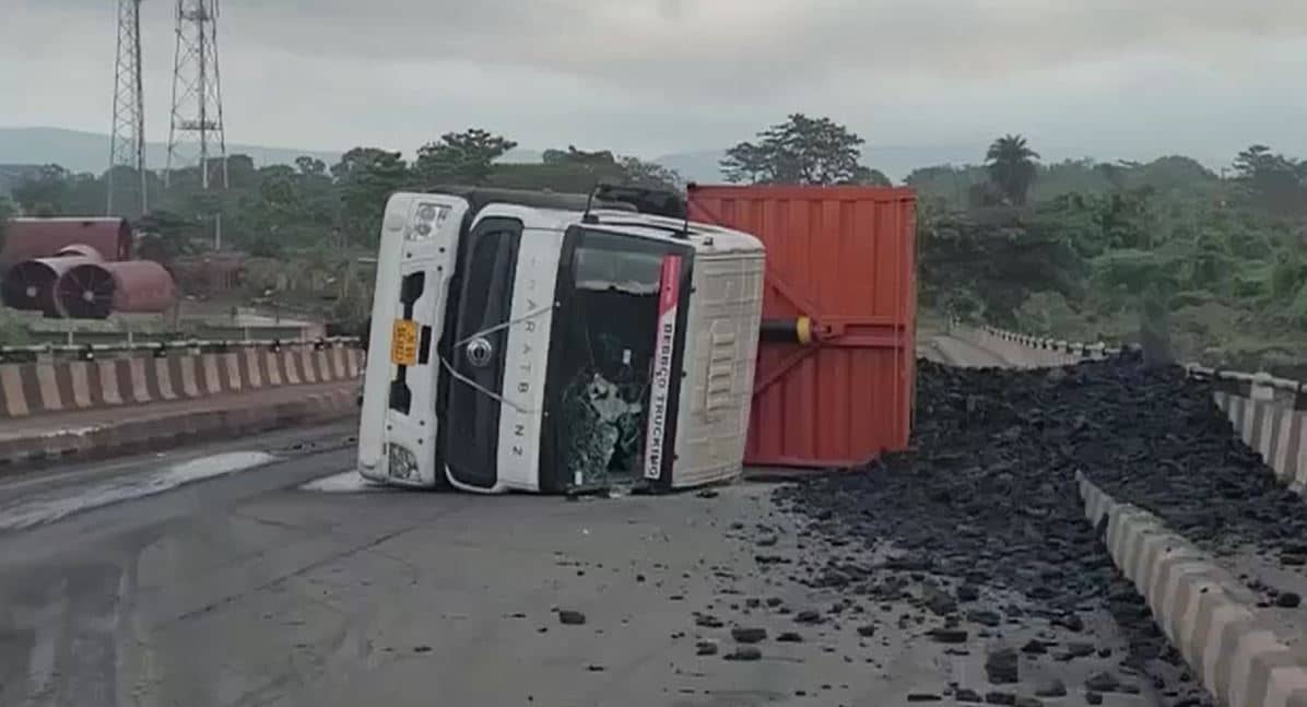 कोयला लदा ट्रेलर अनियंत्रित होकर पलटा, बाल-बाल बचा चालक 