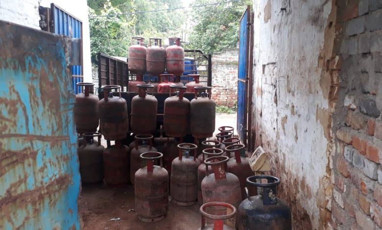 JAMSHEDPUR: शहर में बेखौफ चल रहा गैस रिफिलिंग का अवैध कारोबार, कई घरेलू और व्यवसायिक सिलेंडर जब्त 