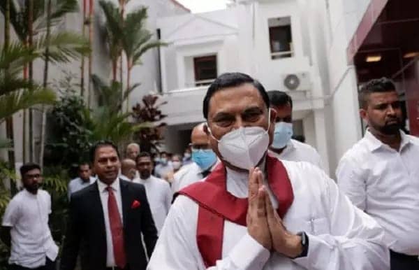 श्रीलंका में संकट : राष्ट्रपति के भाई नहीं भागे विदेश, प्रदर्शनकारियों ने क्या किया जानिए