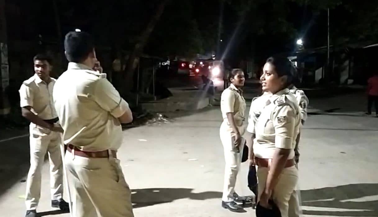 अस्पताल के कोविड वार्ड  में पुरुष नर्स और जूनियर डॉक्टर के बीच जमकर हुई मारपीट, पुलिस ने कराया शांत