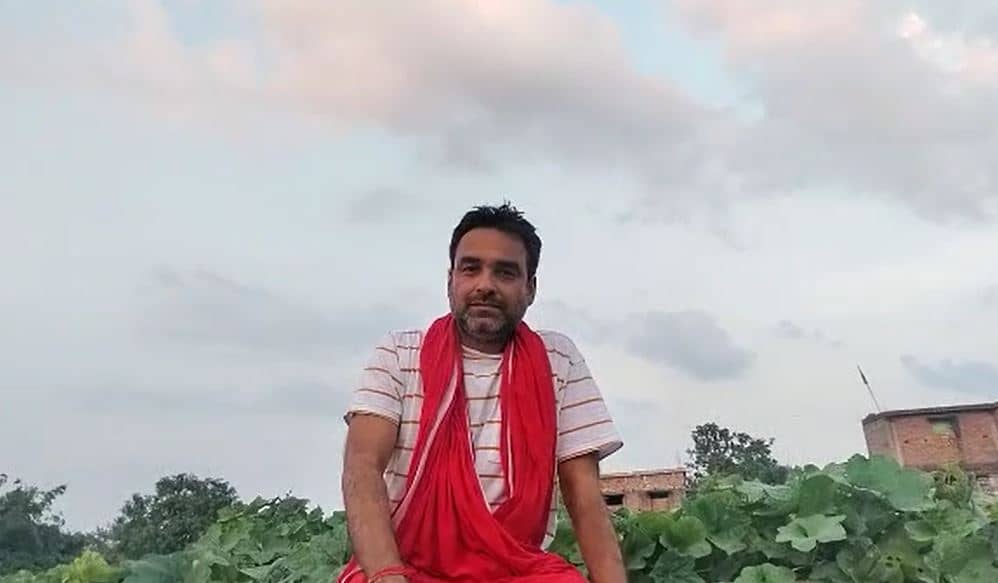 छुट्टियां मनाने पंकज त्रिपाठी पहुंचे अपने पैतृक गांव, लिट्टी चोखा का उठाया आनंद 