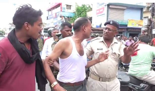 महिला की गले से चेन छीनने वाले गैंग का सदस्य भीड़ के हत्थे चढ़ा, लोगों ने कर दी ठुकाई