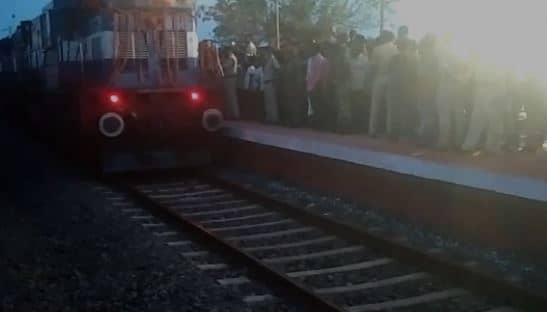 गोड्डा-दुमका सांसद के प्रयास से नौनीहाट भतोरिया स्टेशन पर रूकी कवि गुरू एक्सप्रेस,रेल मंत्री ने दिखायी हरी झंडी