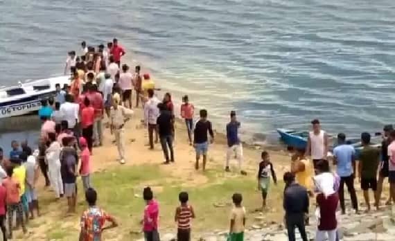 GIRIDIH: धनवार के पंचखरो डैम में पलटी नाव, दो लोग निकाले गए बाहर, 8 सवार लापता