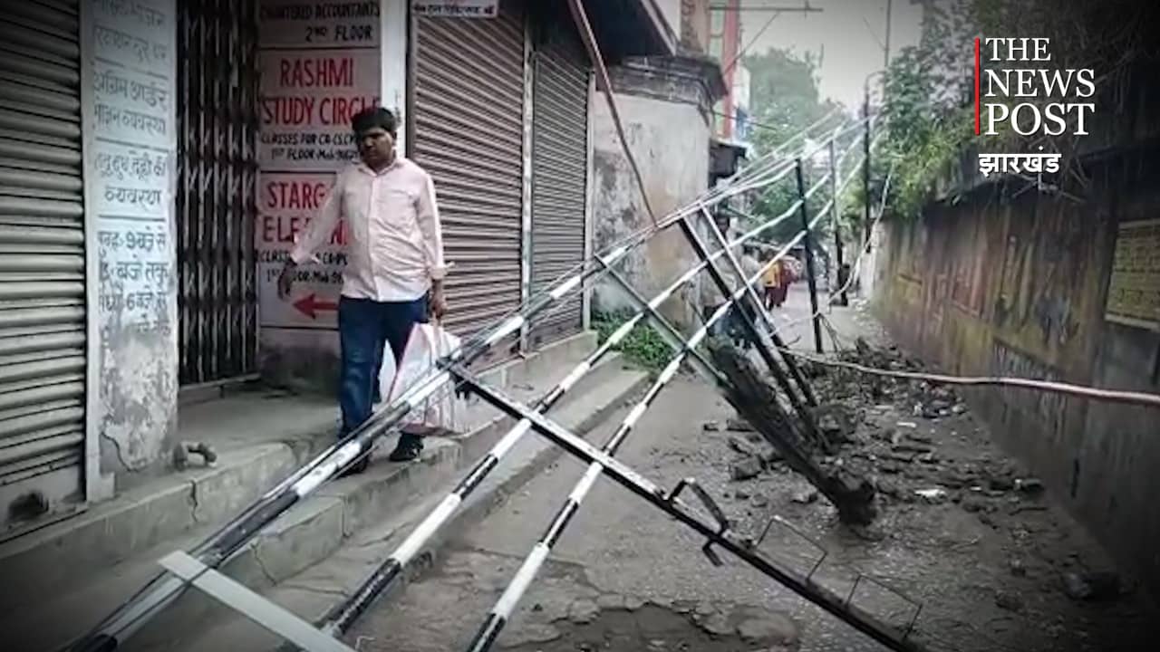 हार्ट ऑफ द धनबाद टाउन  ओवर ब्रिज की रेलिंग गिरी, हादसे के बाद भी प्रशासन नदारद