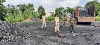 पुलिस ने छापेमारी कर एक ट्रक और 21 टन कोयला किया जब्त, सभी कर्मी भागे