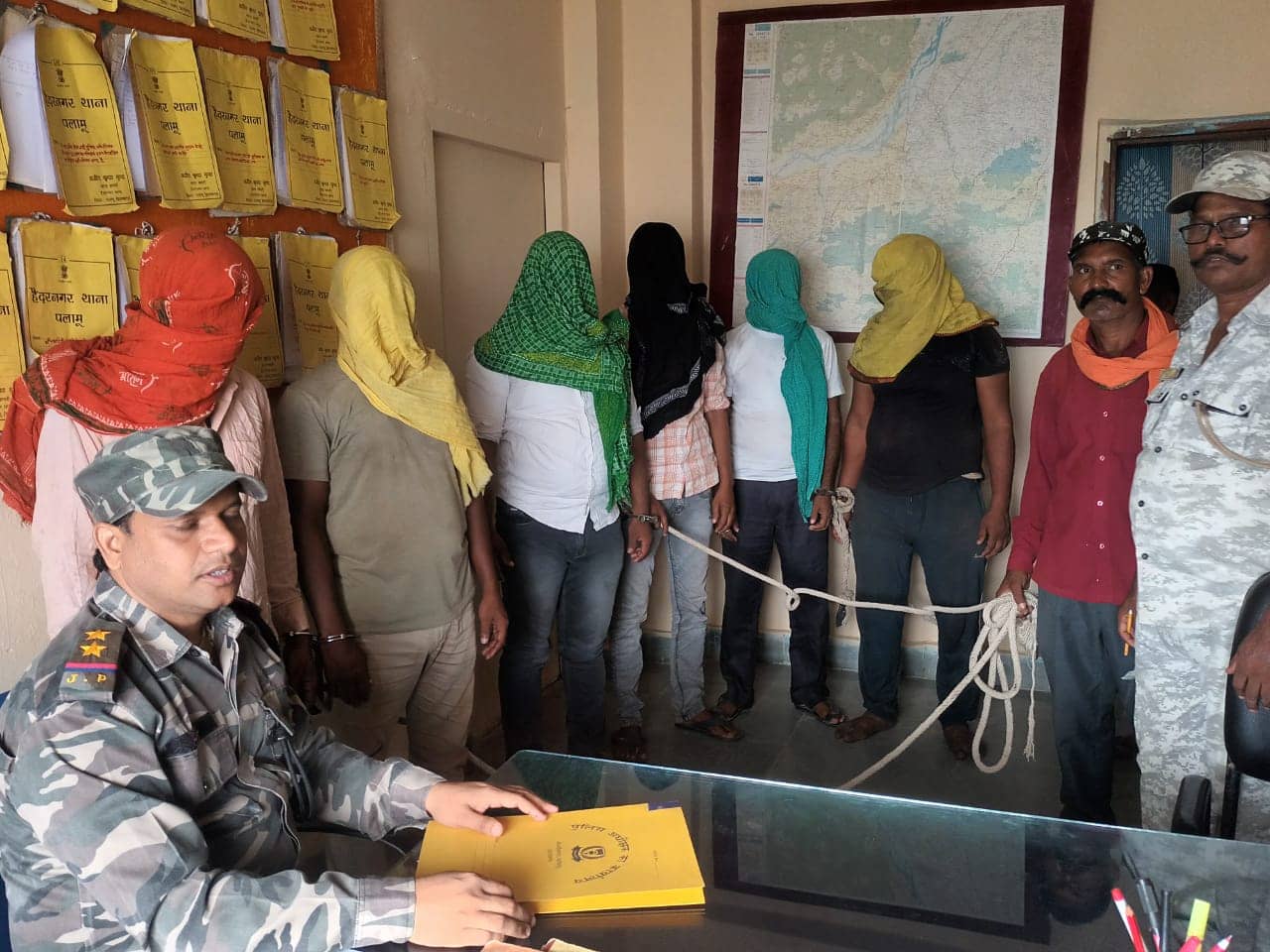 ट्रक से बिहार भेजे जा रहे 32 पशु समेत ट्रक और चारपहिया वाहन बरामद, छह तस्कर धराए