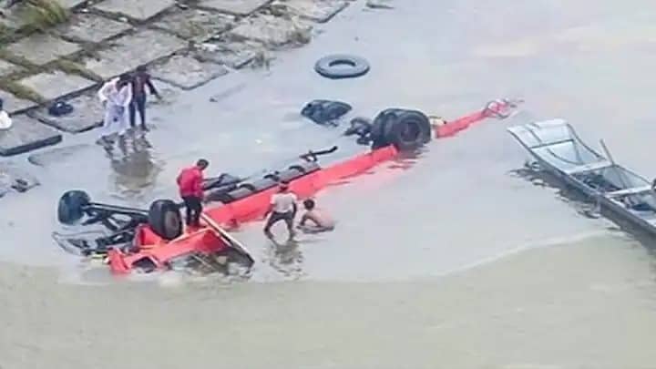 मध्य प्रदेश: 55 यात्रियों से भरी बस नर्मदा नदी में गिरी, 13 लोगों की मौ'त   